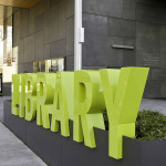 Листовые материалы для вывески — что выбрать под задачу и как не ошибиться с комплектующими