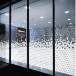 Плёнка для витрин и стекла: как выбрать под рекламу, приватность и сезонные акции